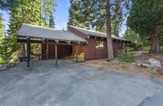 Dog-Friendly, Updated Cabin, Sleeps 8, Lake & Ski