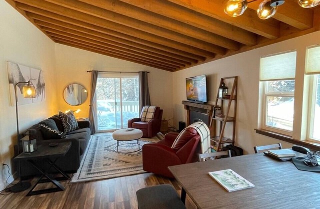 Dogs welcome! Clean, cozy Sun Valley condo in Elkhorn