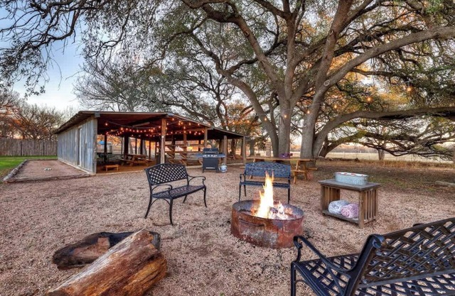 Dolly's: Hot-tub + Party Barn w/Games + Fire Pit!