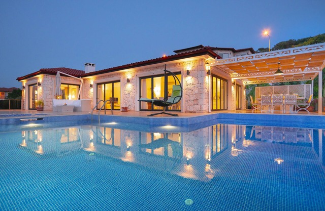 DOLPHIN BAY VILLA, STUNNING, LARGE PRIVATE INFINITY POOL + JACUZZI, SLEEPS 8.