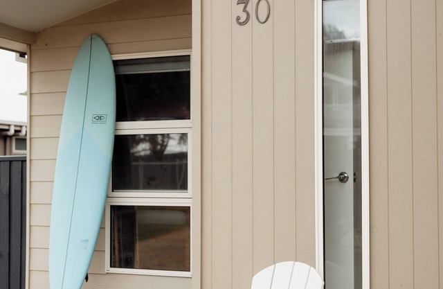 Dolphin Delight - beach, fire, dog friendly, deck, linen and towels provided.