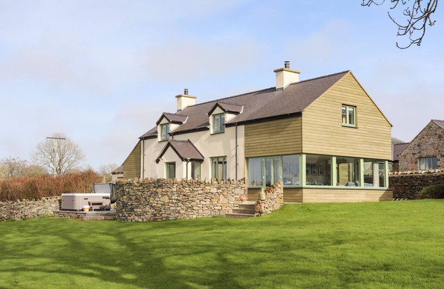 DOLWAENYDD, pet friendly, with hot tub in Brynsiencyn