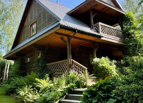 Dom z bali przy szlaku