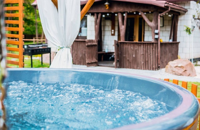 Domek z jacuzzi w środku lasu, brak sąsiadów, 2 km od zwartej zabudowy.