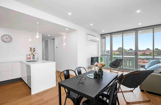 Domi Rentals - Huge Malvern Rd Penthouse and View