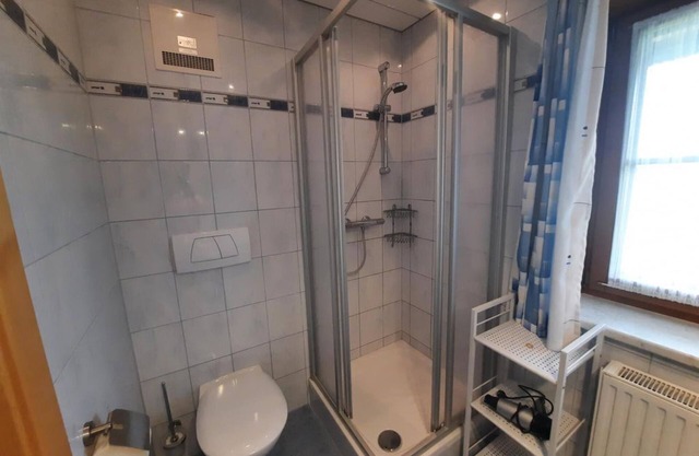 Doppelzimmer, Dusche, WC, Bergseite - Pension Hecher
