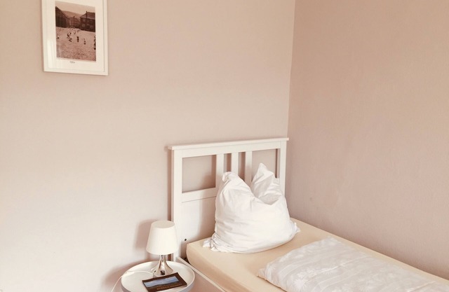 Doppelzimmer Altenburg mit Gemeinschaftsbadezimmer, Max. 2 Personen