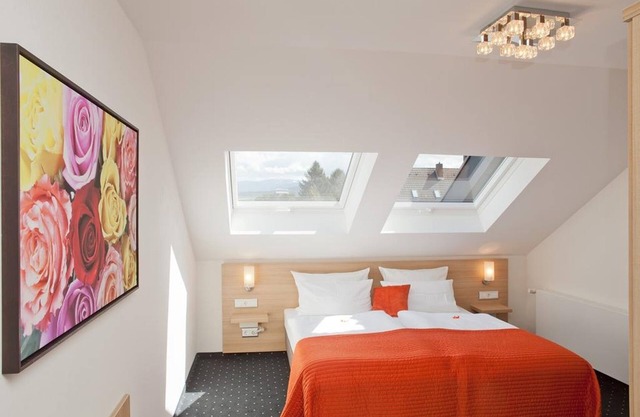 Doppelzimmer mit Doppelbett, Flachbildfernseher und Badezimmer