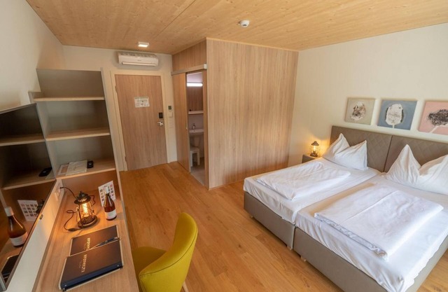 Doppelzimmer Parkseite, Dusche, WC - Hotel Katamaran