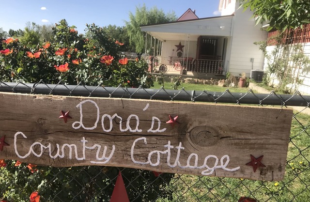 Dora's Country Cottage
