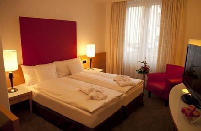 DORMERO room, shower or bath, WC - DORMERO Hotel Dresden City