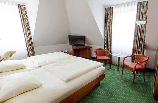 DORMERO room, shower, toilet - DORMERO Hotel Dresden Airport