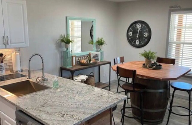 DOUBLE DOWN SUITE : Unit A Casino Retreat & Pickleball court
