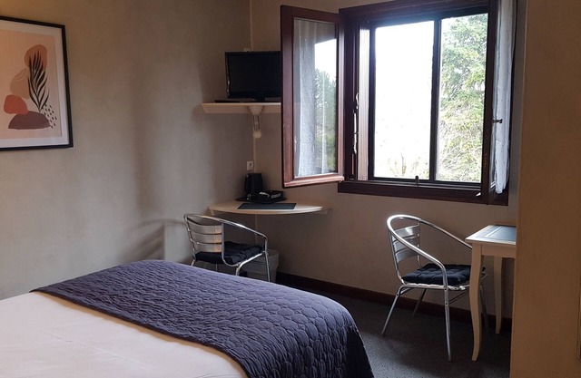 Double room air-conditioning, shower, wifi, parking, swimming pool Near Figeac, Villefranche