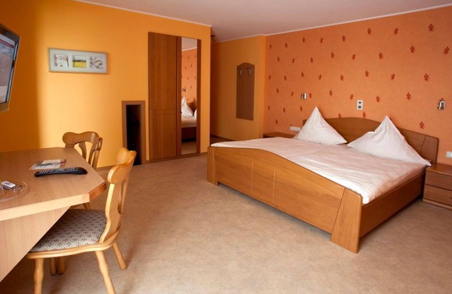 Double room as single room shower/WC - Hotel-Restaurant Haus Hubertus