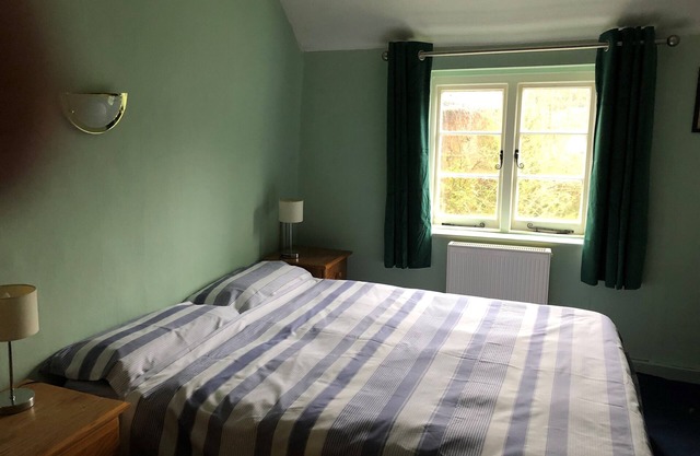 Double Room in Character Cottage - With Parking