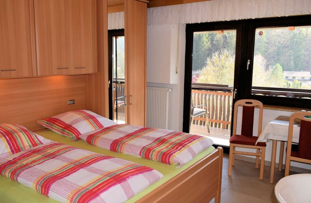 Double room with balcony (shared shower/WC) - Gästehaus Grau
