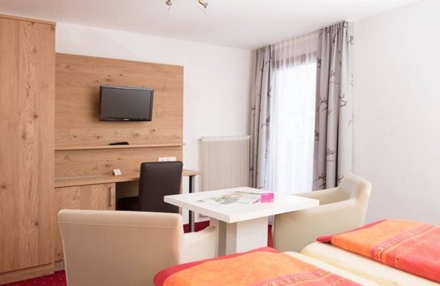 Double Room with Balcony and Garden View - Pension Irlingerhof *