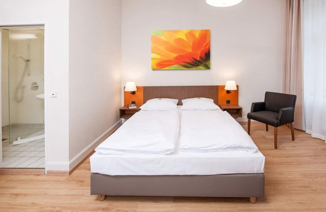 Double room with queen-size bed