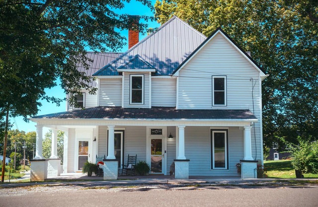 Downtown 4-bedroom with boat and Rv parking close to Lake