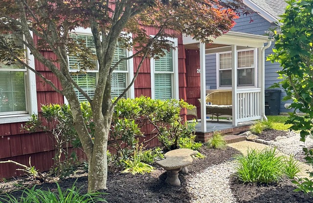 Downtown, 6-bedroom house and cottage with rooftop views nOff-season discounts