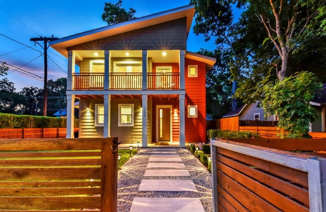 Downtown Austin Luxury House with Hot Tub + Golf Green + Fire Pit +Patio Misters