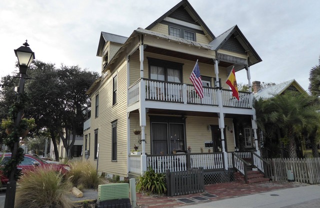 Downtown Hideaway, studio accommodations, in the heart of the Historic District