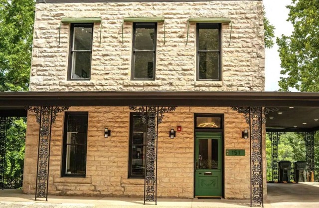 Downtown+HotTub+Wifi+FreeParking @ 151 Spring Suite E