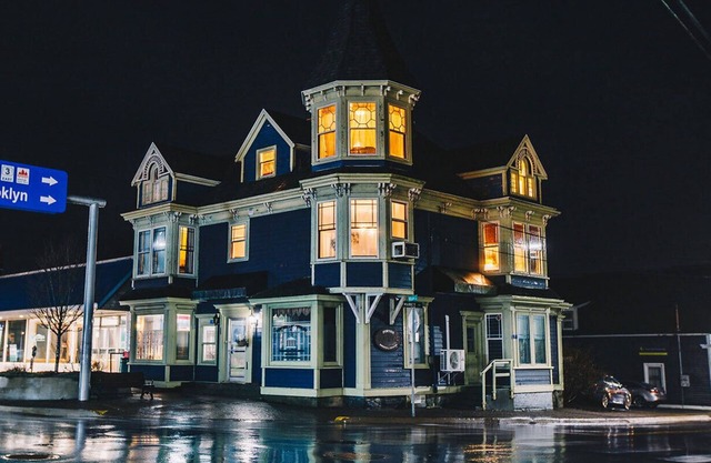 Downtown Liverpool, elegant garrett penthouse, Jacuzzi for two.