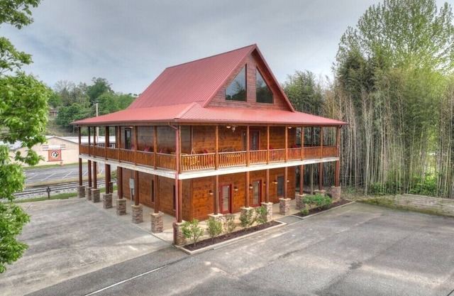 Downtown Lodge Blue Ridge, sleeps 14,walk to strip