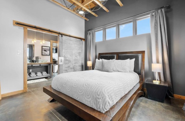 Downtown Loft with Garage for Bikes/Car