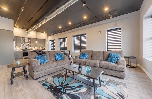 Downtown luxury loft, within 10 minutes to beaches and wineries