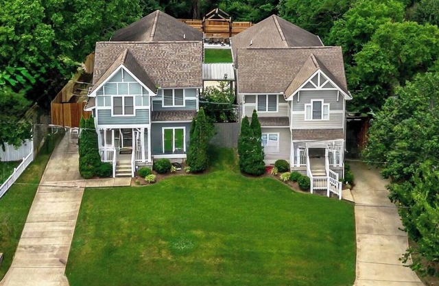 Downtown Mansion TWO 4BD/3BA w/2 HOTTUBS - Sleeps 24+