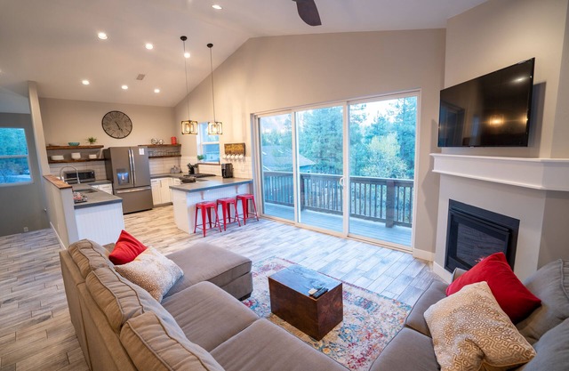 Downtown New Modern Mountain Home with Game Room- Large Groups Welcome!