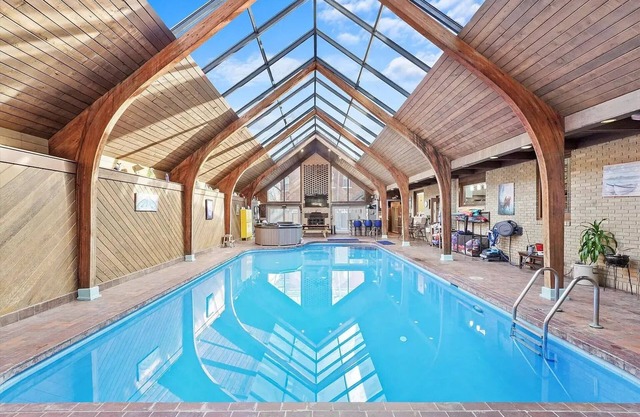 Downtown Ottawa Retreat: Sleeps 15, Heated Indoor Pool, Hot Tub, Sauna, 5BR/4BA