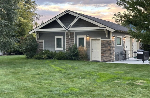 Downtown Retreat - Cozy Getaway! Studio for 2, Local Golfing 50% Off!