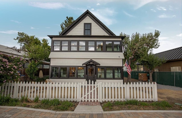 Downtown Truckee Luxury 6-bedroom house in Truckee. Spacious and Walkable!