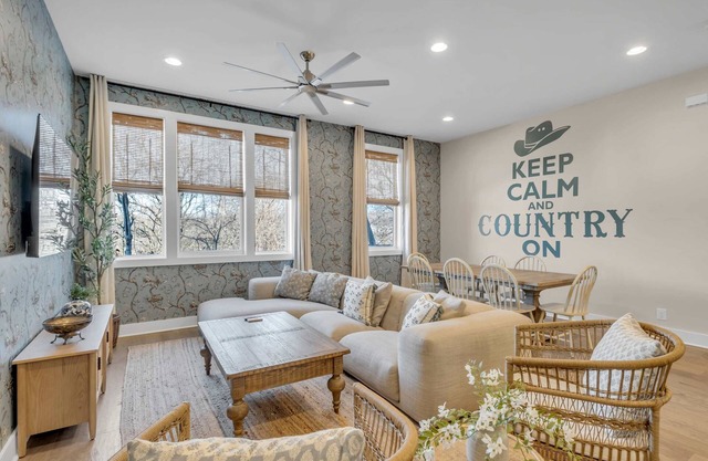 *Downtown View + Brand New Luxury Home* 12+ Beds*
