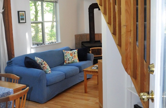 Dragonfly Cottage - 10 minute walk from ferry!