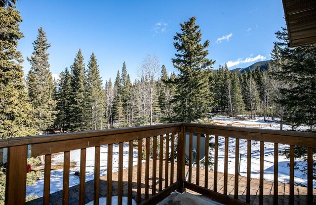 Dream 4-Br 4-Ba | Private Pool & Hot Tub | 2-min DRIVE to Jasper National Park