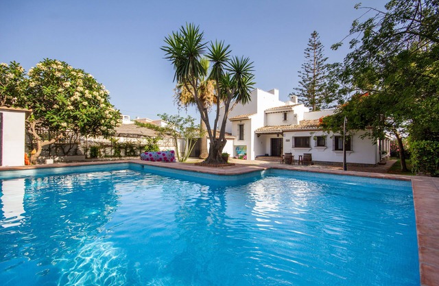 Dream villa on the beach - modern furnishings - new pool and WiFi