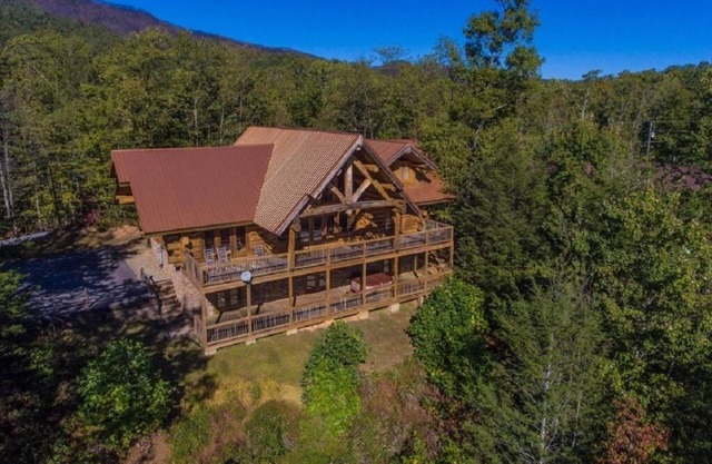 Dreaming Bear Cabin - Gorgeous View, 5 BR, Game Room, Hot Tub