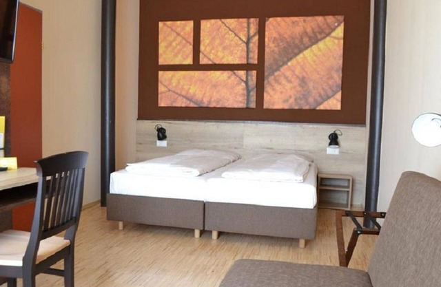 Dreibettzimmer, Dusche, WC - Jufa Hotel Fürstenfeld