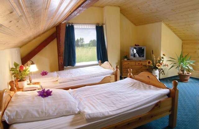 Dreibettzimmer mit Dusche und WC