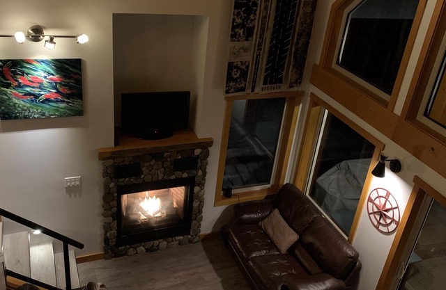 Driftwood Chalet overlooking Shuswap Lake, perfect for couples! Golf on-site!