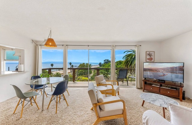 Driftwood Club - Ocean Views, BBQ, Pet Friendly