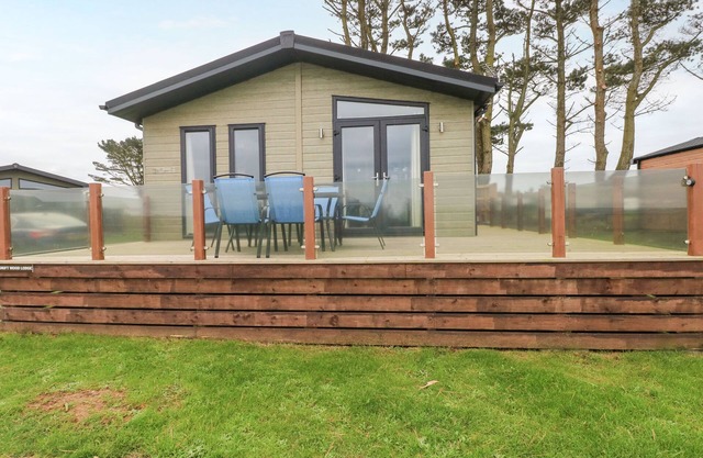 DRIFTWOOD LODGE, pet friendly, with hot tub in Little Haven