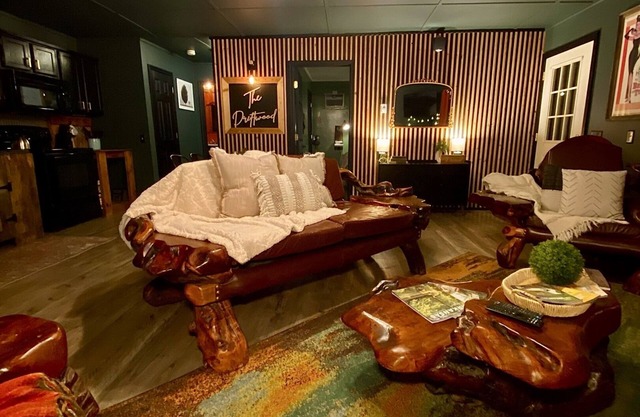 Driftwood -Riverfront & Private, hot-tub + WiFi