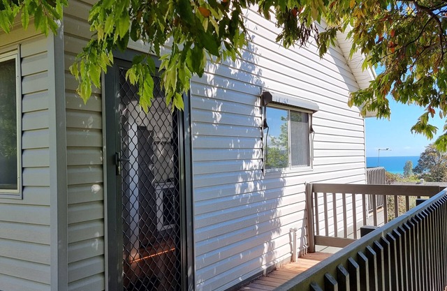 Dromana getaway with a view, air con and wi-fi.