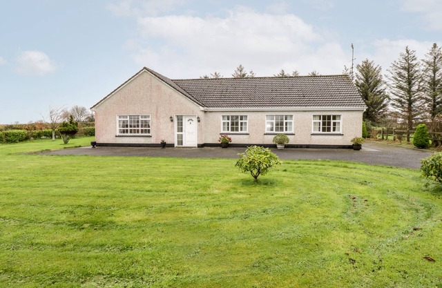 DROMORE WEST COTTAGE, family friendly in Dromore West, County Sligo